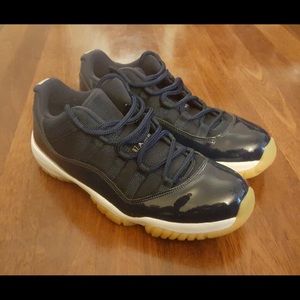 Jordan retro 11 low navy blue size 9.5